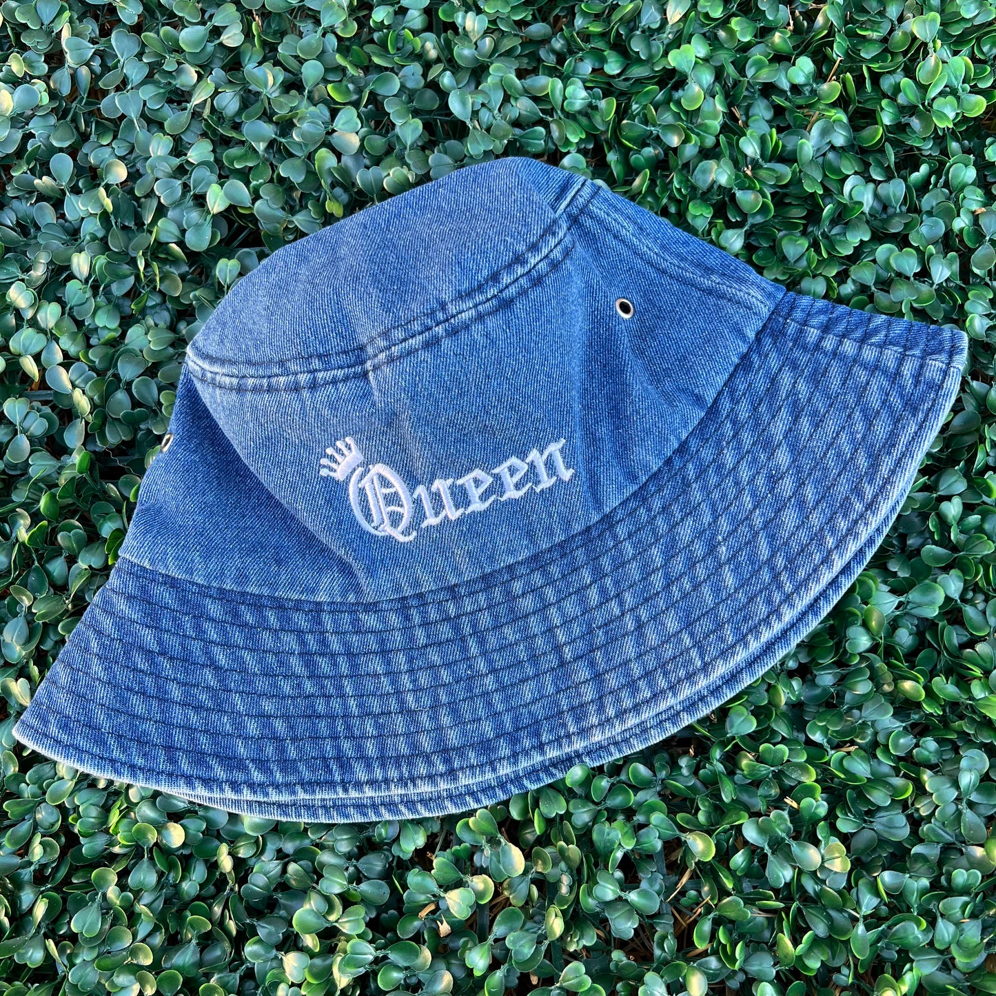 Queen bucket hat